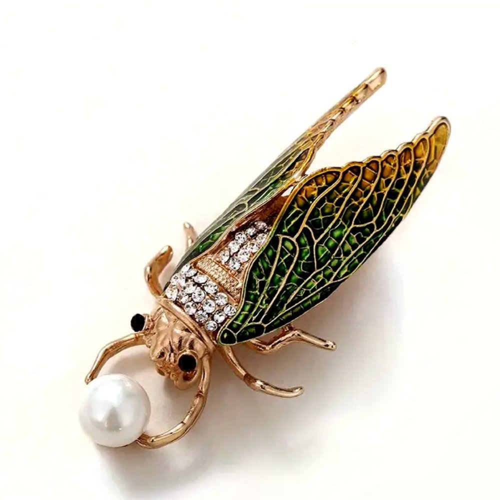 Exquisite Vintage Style Green Faceted Rhinestone And Pearl • Cicada Brooch